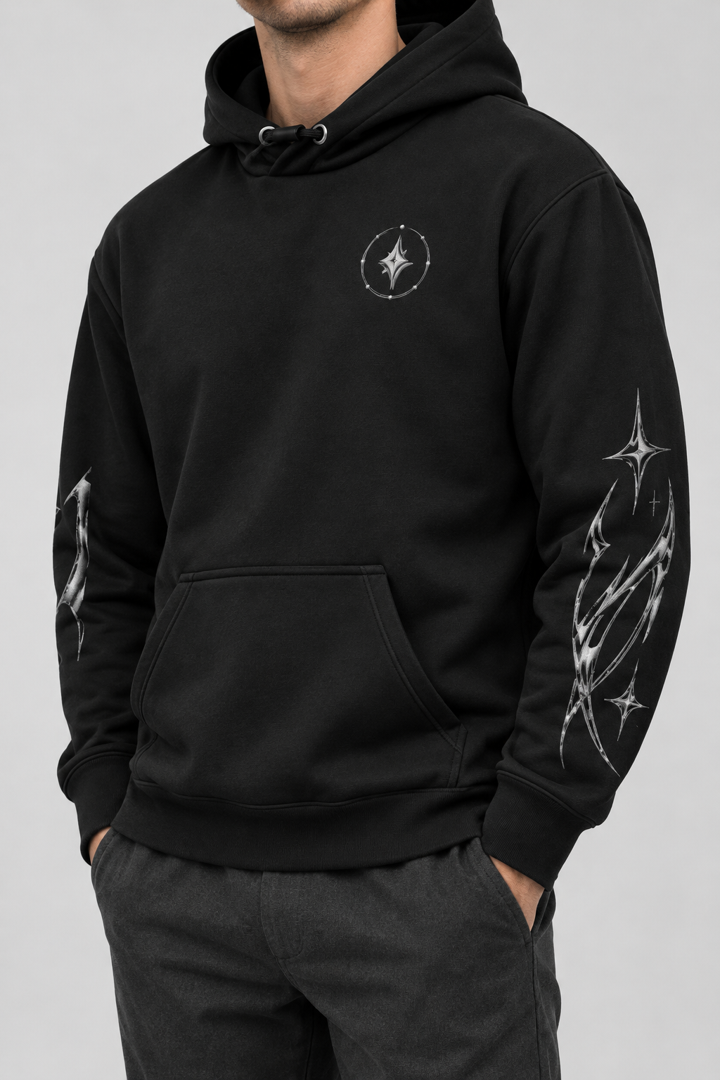 Sweat noir porté trois-quarts avant