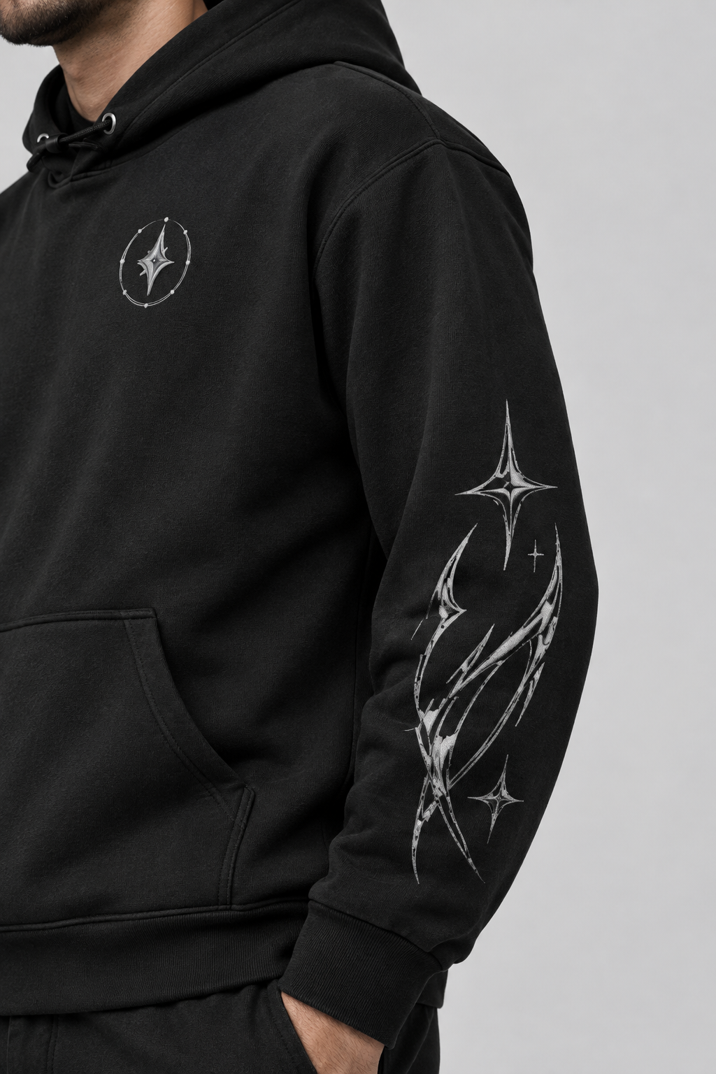 Détail de la manche du sweat noir porté
