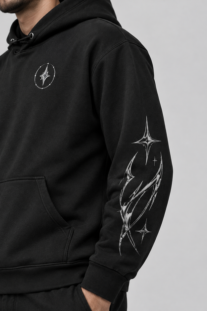 Détail de la manche du sweat noir porté